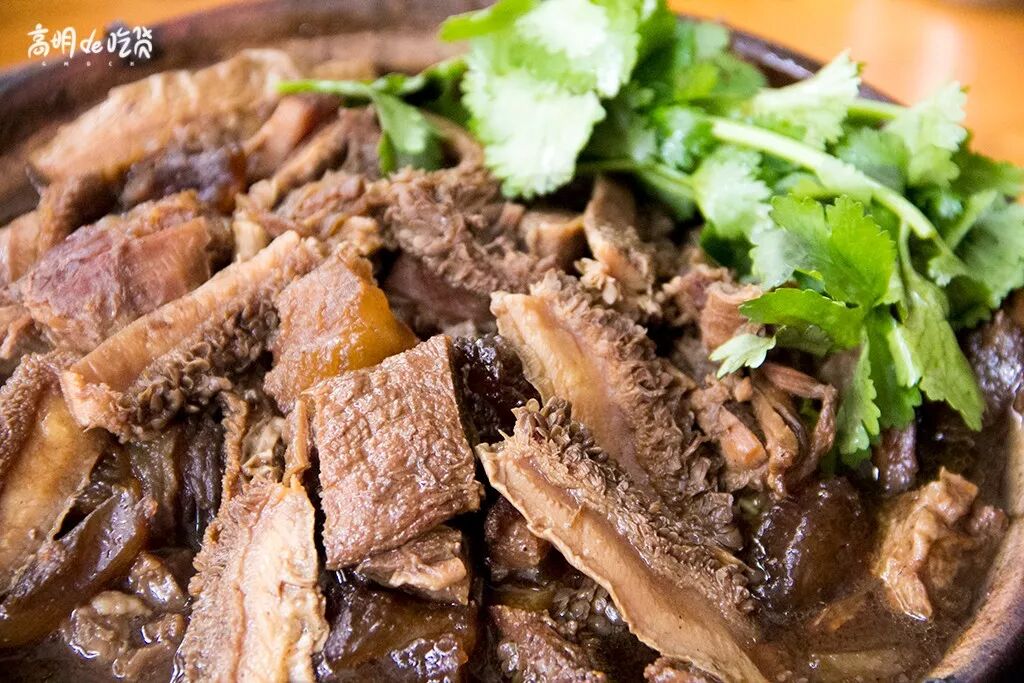 牛筋腩牛肚煲跟麻辣牛杂煲不一样,它主要集合了牛筋腩,牛肚,牛天梯