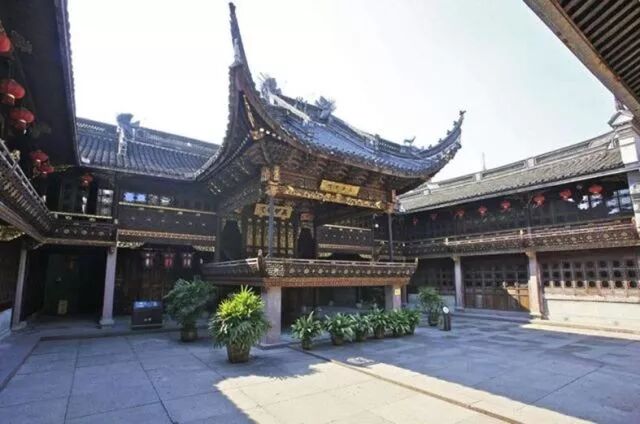 年,太平军进驻宁波的前后,当地窃贼乘乱捣毁天一阁后墙,窃运大批藏书