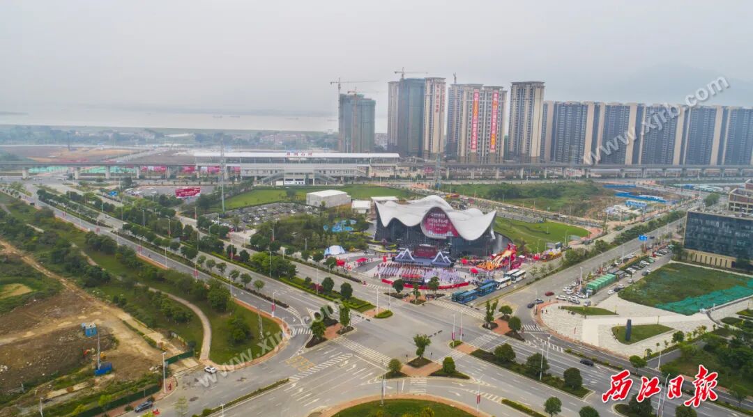 两侧鳞次栉比的住宅小区与繁华商圈可直达肇庆鼎湖万达广场地下停车场