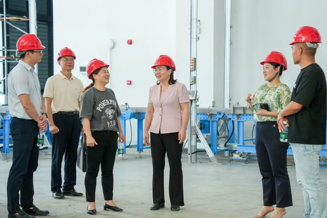 鼎湖区融媒体中心记者 赖超 摄梁健梅一行先后到广东科腾精密机械有限