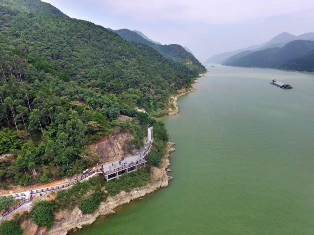 其中,清风阁景观节点内的文物比较集中,可清晰寻到岩体古道,摩崖石刻