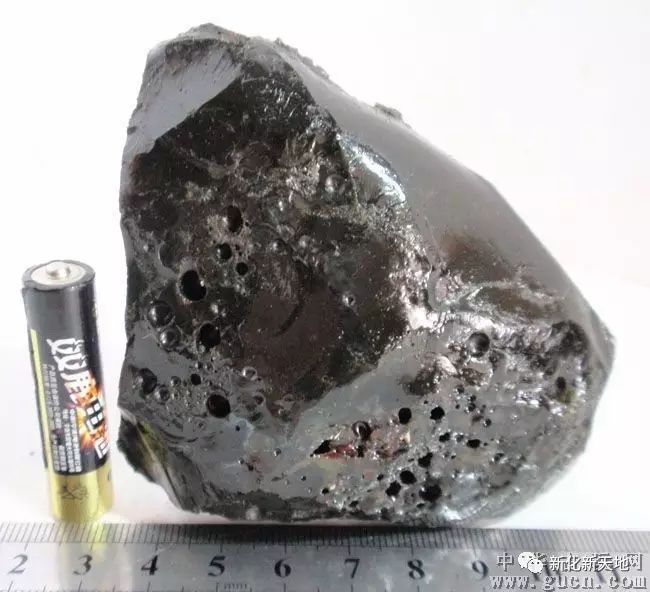 重磅新化发现罕见玻璃陨石