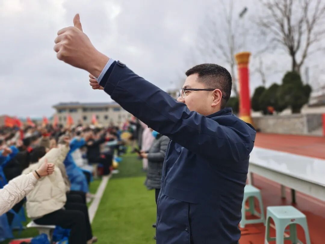 登封市嵩阳高中举行高考百日誓师暨励志报告大会