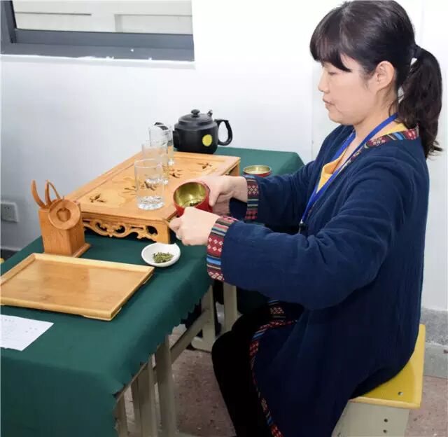 评委品茗中· 品茗聆曲素来为茶人所爱. 喝茶简单,泡茶不易.