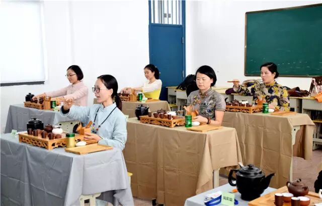 评委品茗中· 品茗聆曲素来为茶人所爱. 喝茶简单,泡茶不易.