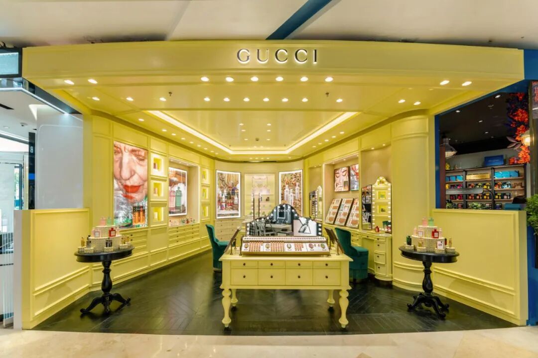 据了解,gucci美妆宁波银泰店是品牌最新一代百货旗舰店,走近店铺,首先