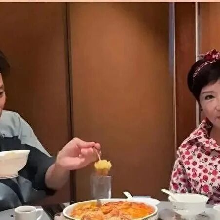 谢霆锋生日和父母聚会!谢贤老到不敢认,狄波拉涂绿指甲油似少女2