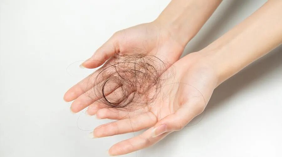 你脱的不是发，是精血！每天都脱发的人，看完一定要试试！