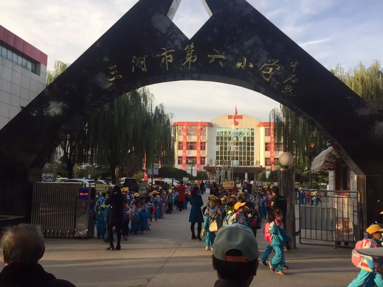 重走燕郊"城中村"小张庄,公寓还在建,脏乱差程度有增无减