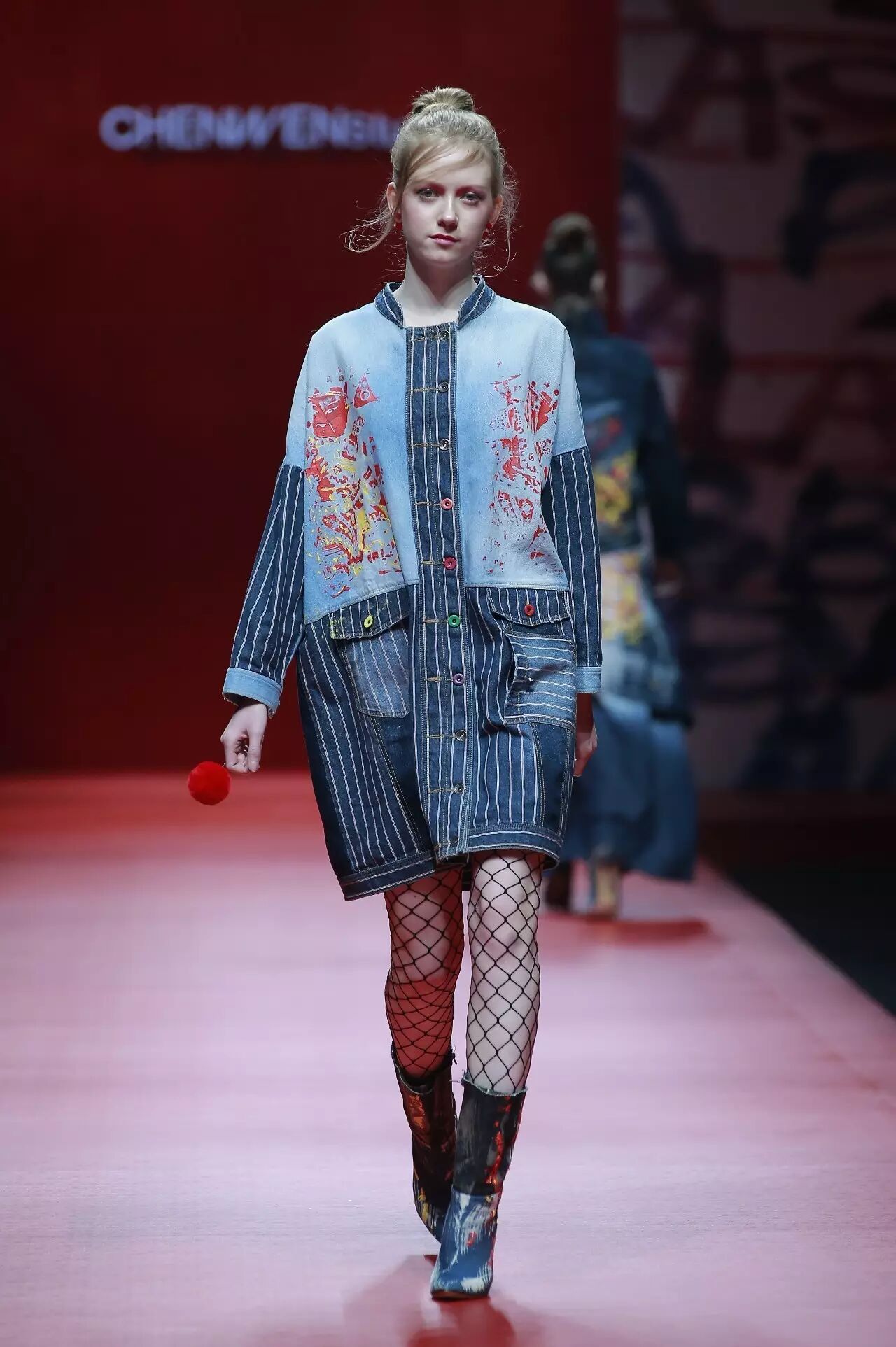 今年更新你的牛仔单品了吗时装周上又有新的牛仔发布了