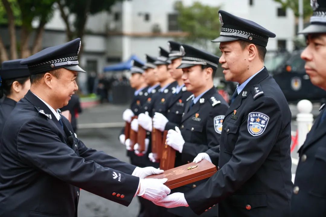 清遠市副市長,市公安局黨委書記,局長雷虎在清遠分會場參加儀式,他