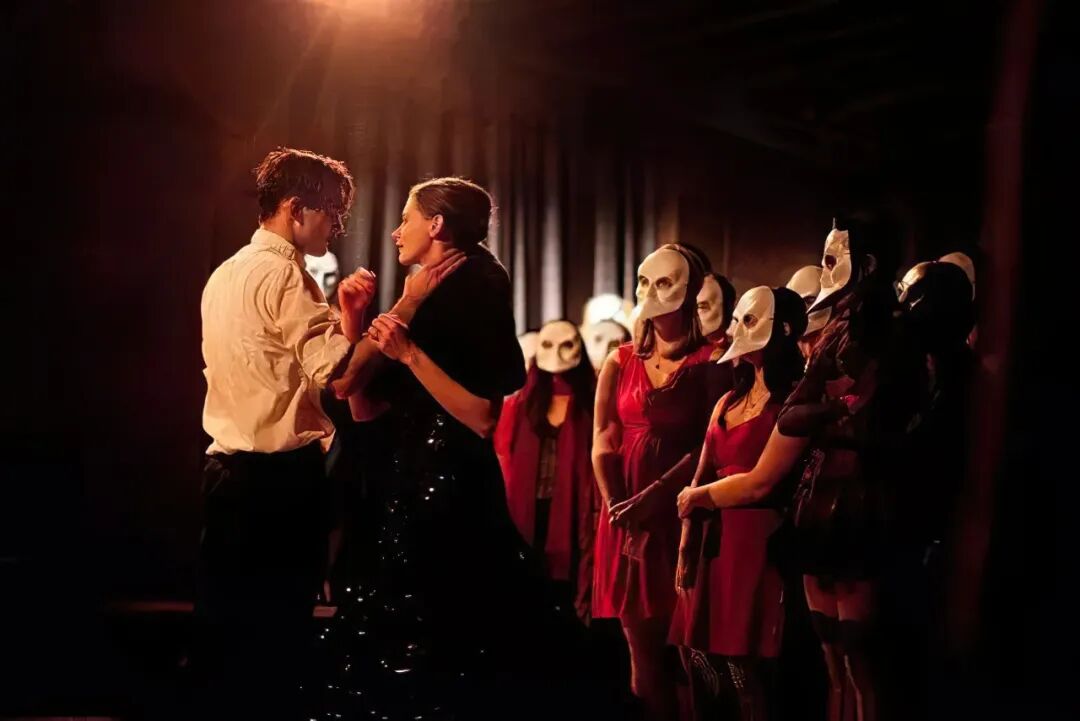 艺术与设计 - 浸入式戏剧 the burnt city : 在伦敦旧军工厂上演史诗