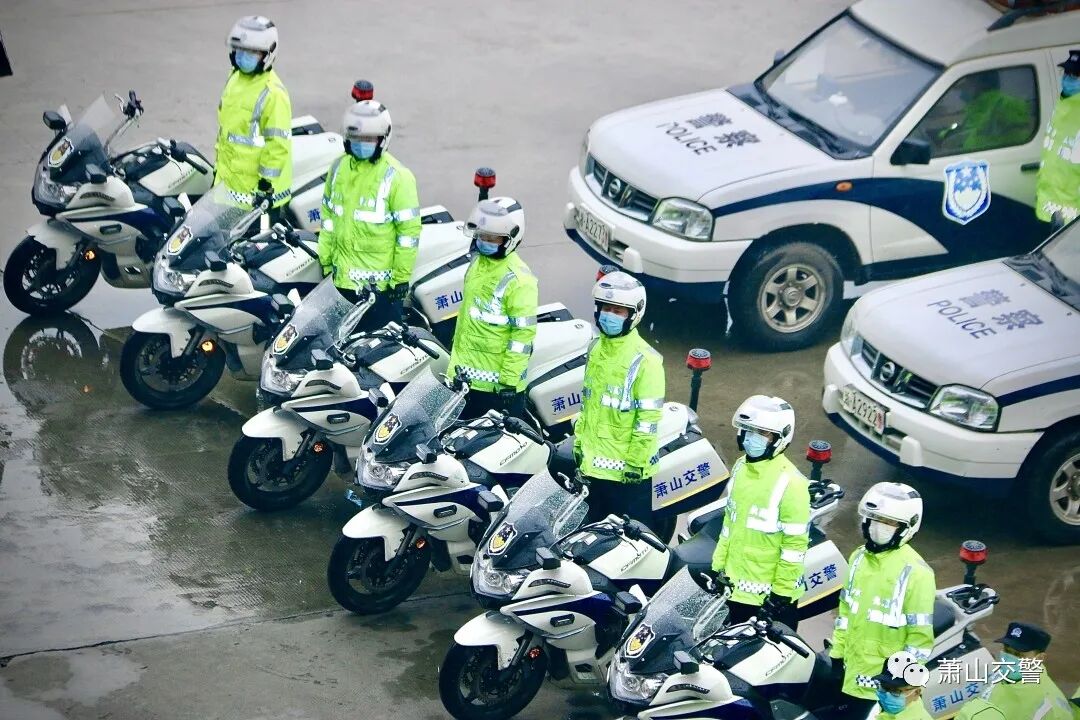 太飒了无论寒冬酷暑萧山交警铁骑一直在路上