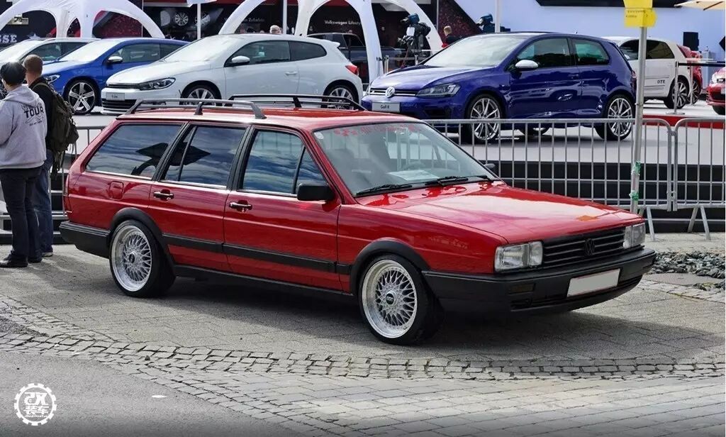 这辆桑旅在外观看起来没什么特别的地方,一身水泥灰的车身颜色,搭配一