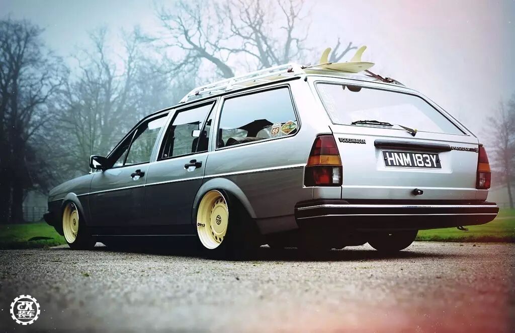 这辆桑旅在外观看起来没什么特别的地方,一身水泥灰的车身颜色,搭配一