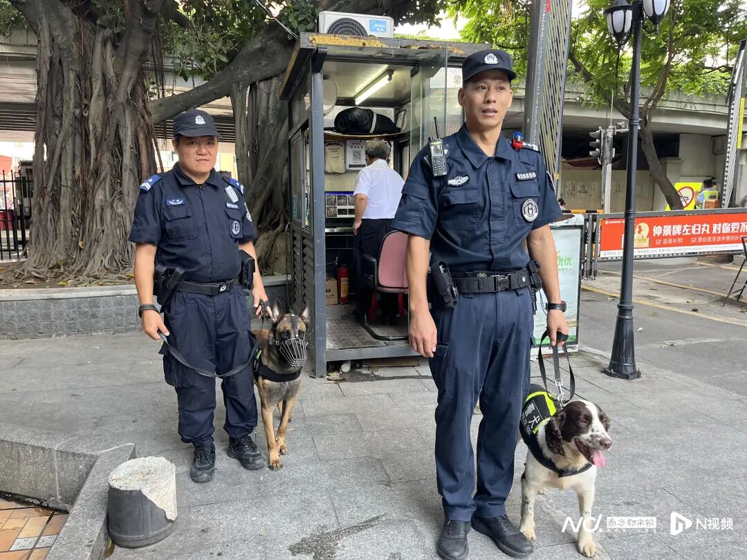 广雅中学考点外，两只警犬护航送考。