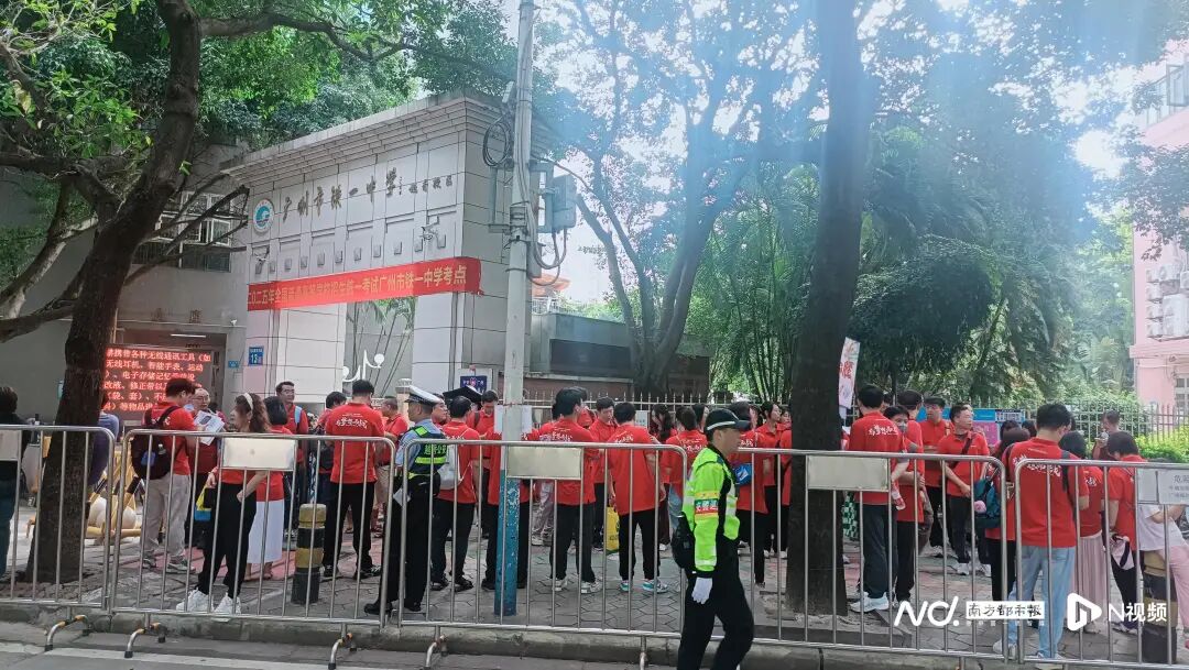 铁一中学考点外的红衣送考团。