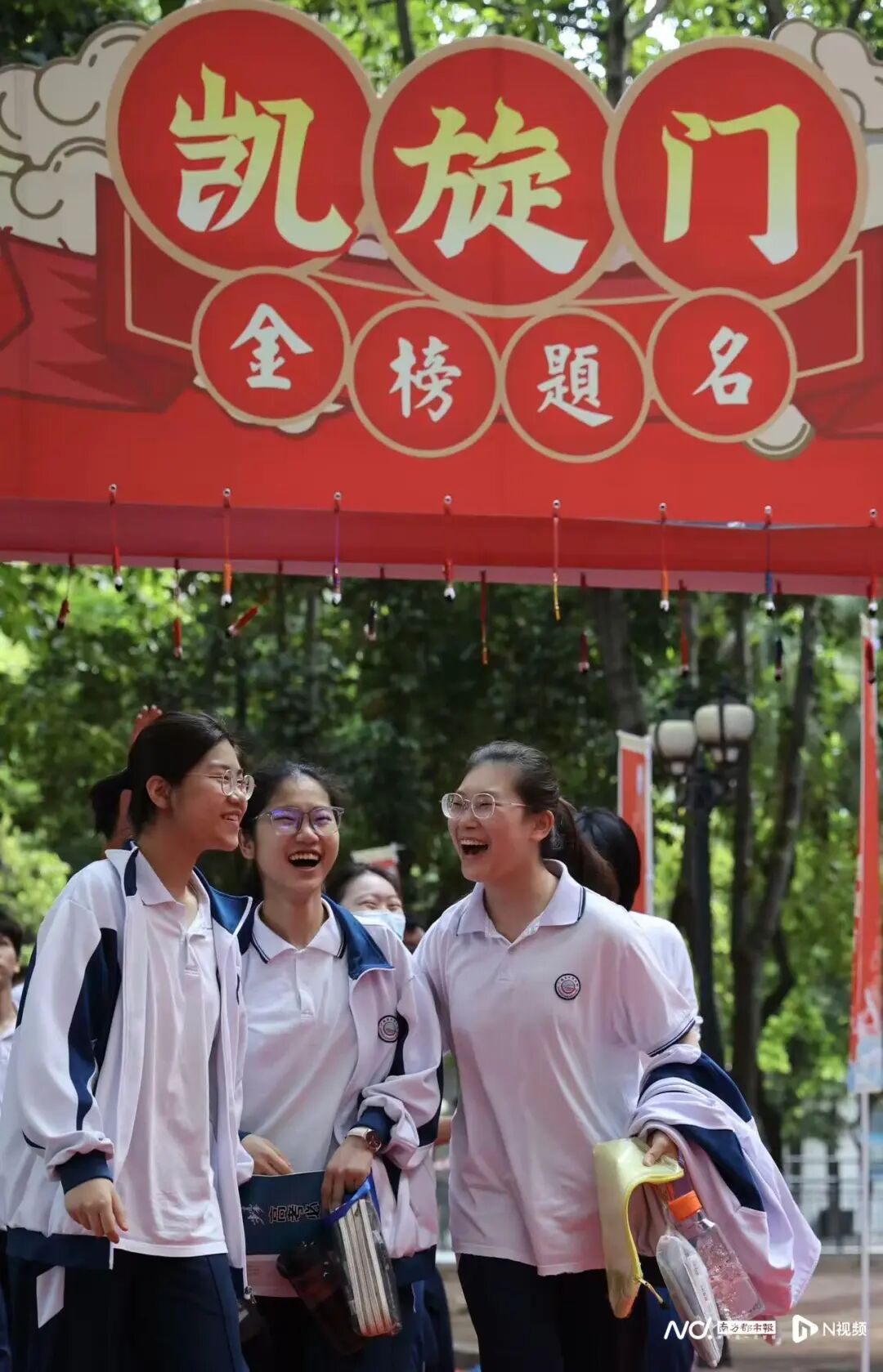 天河中学考点，考生们迈过凯旋门。