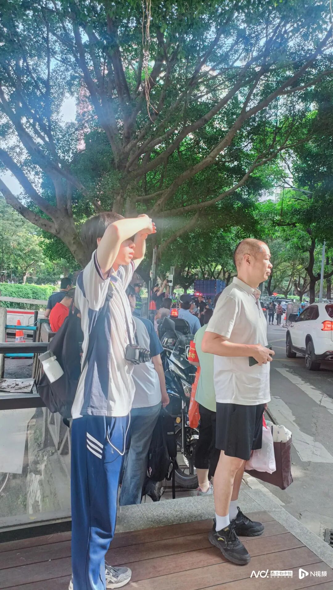 铁一中学考点外，广东外语外贸大学大二学生吕同学（左）赶来给昔日同窗好友送考。