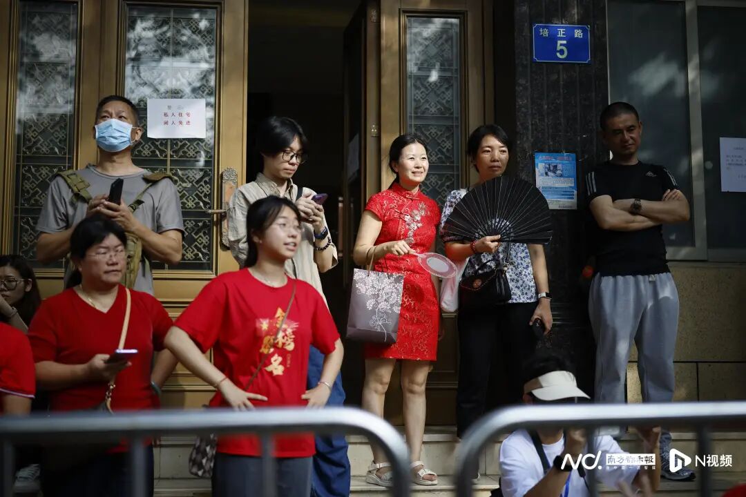 广州市培正中学考点外，家长们身穿红衣送考。