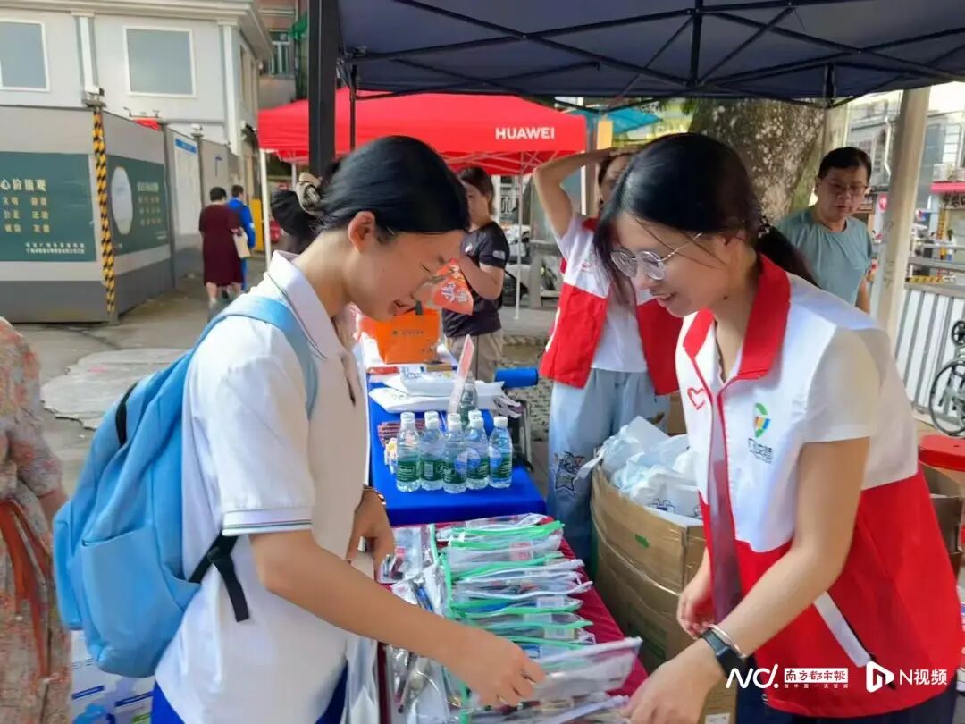 署前路公交站现场设立了“爱心助考加油站”。