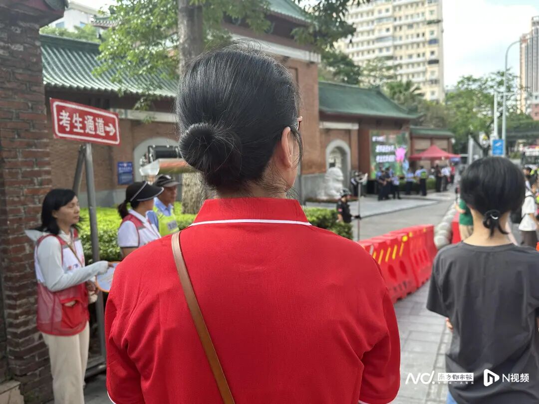 妈妈陈女士目送孩子步入考场。