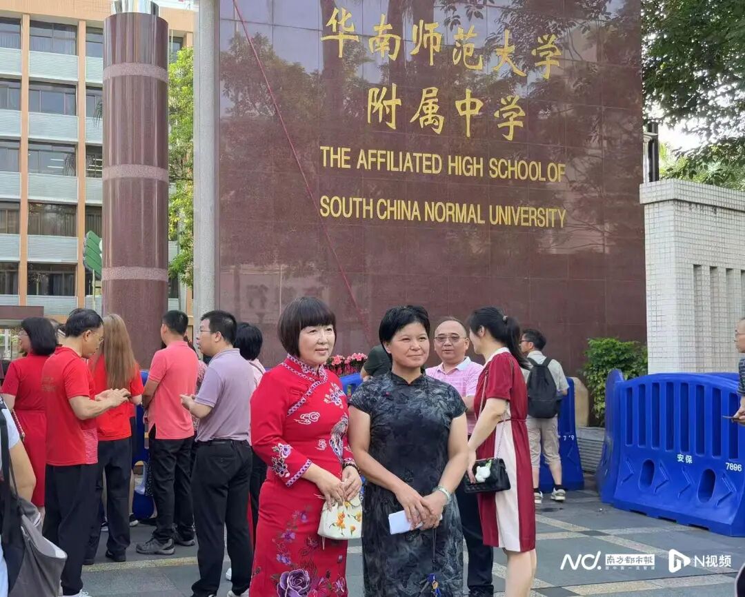 华附考点外，家长身穿旗袍送考。