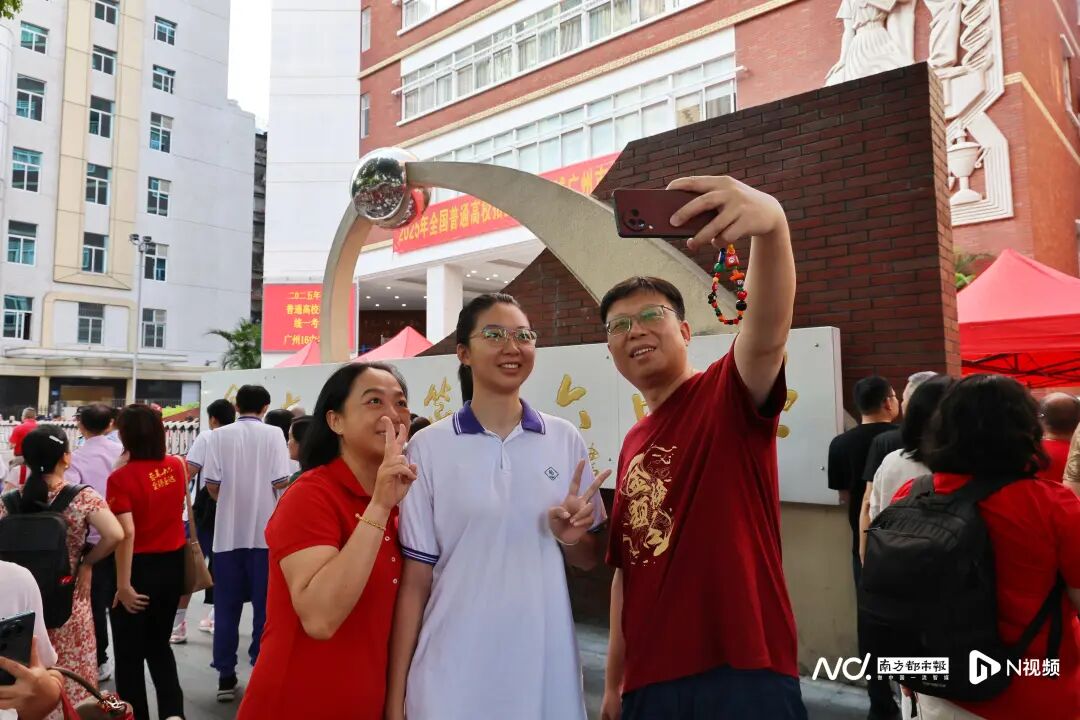 广州市第十六中学考点，考生和家长合影留念。