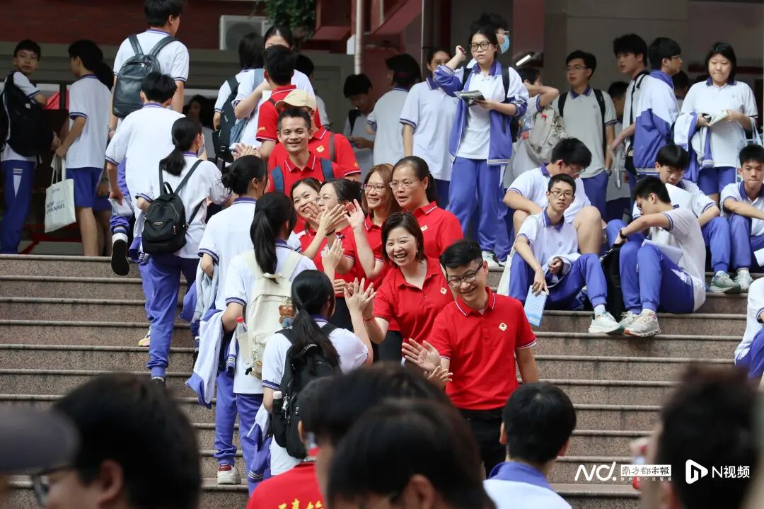 广州市第十六中学考点，考生们击掌步入考场。