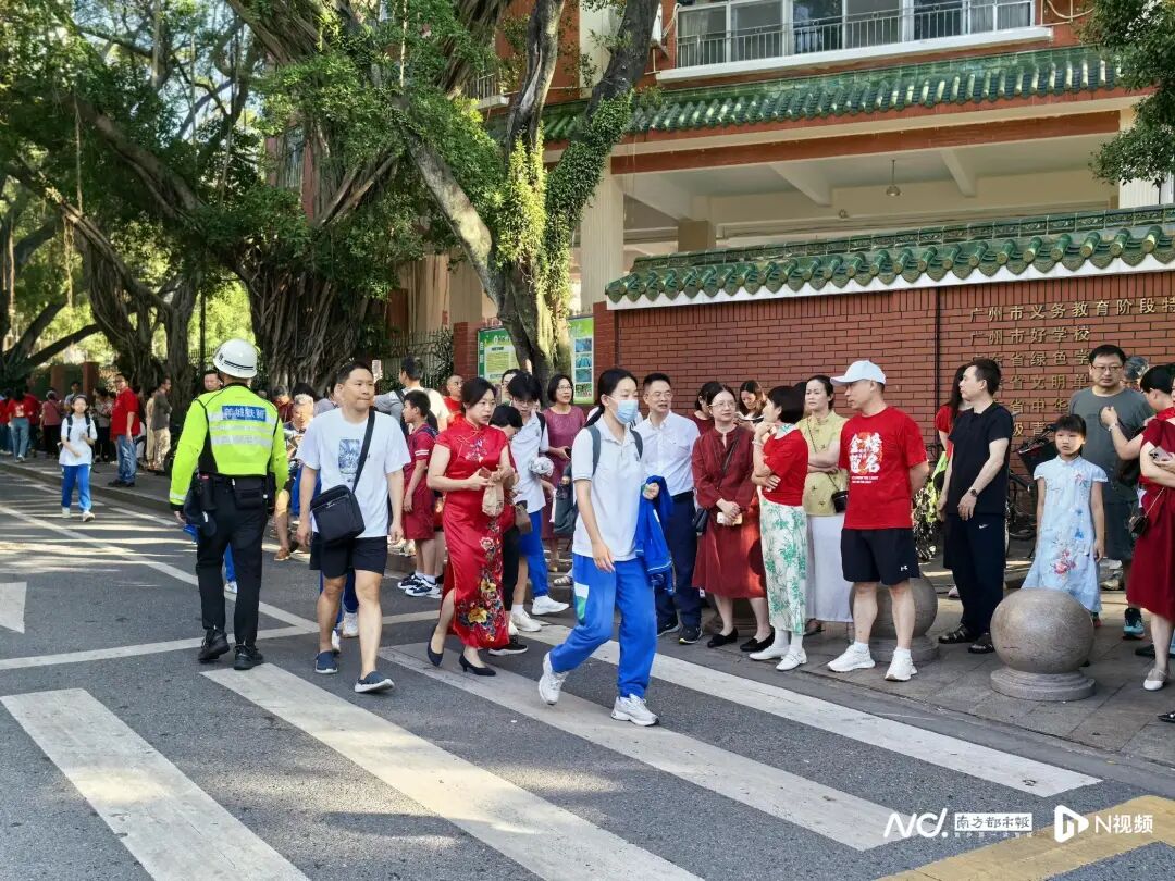 七中考点外，家长们身穿红衣送考。