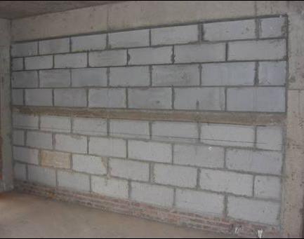 在墙中部设构造柱,墙顶部设与结构顶板或梁进行拉结