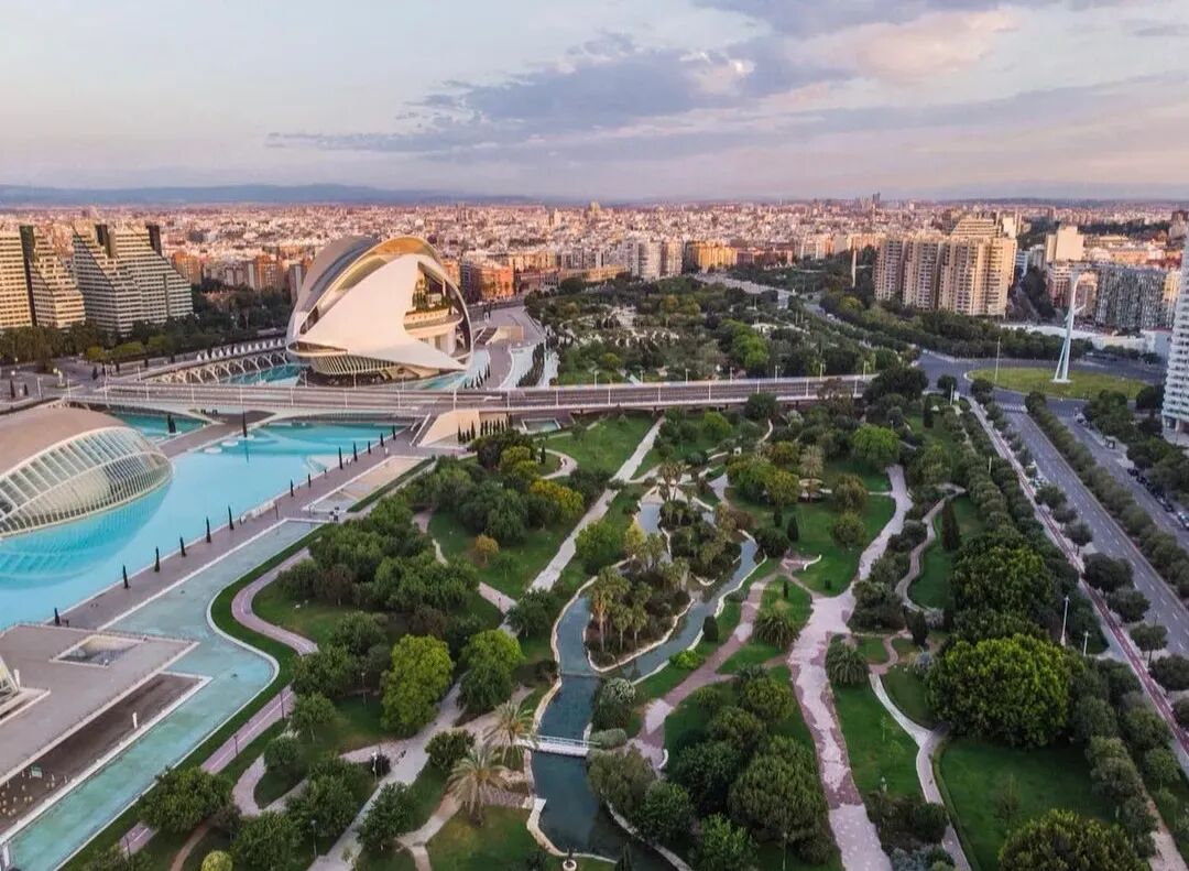 瓦伦西亚老城区古老的教堂,国会大厦和市政广场,依旧保持着传统的古朴