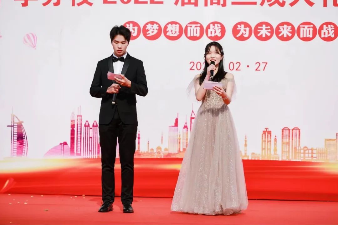 人闪亮登场，宣布南海中学分校2022年高三成人礼暨百日誓师大会正式开始。　　典礼伊始，李小洪校长上台