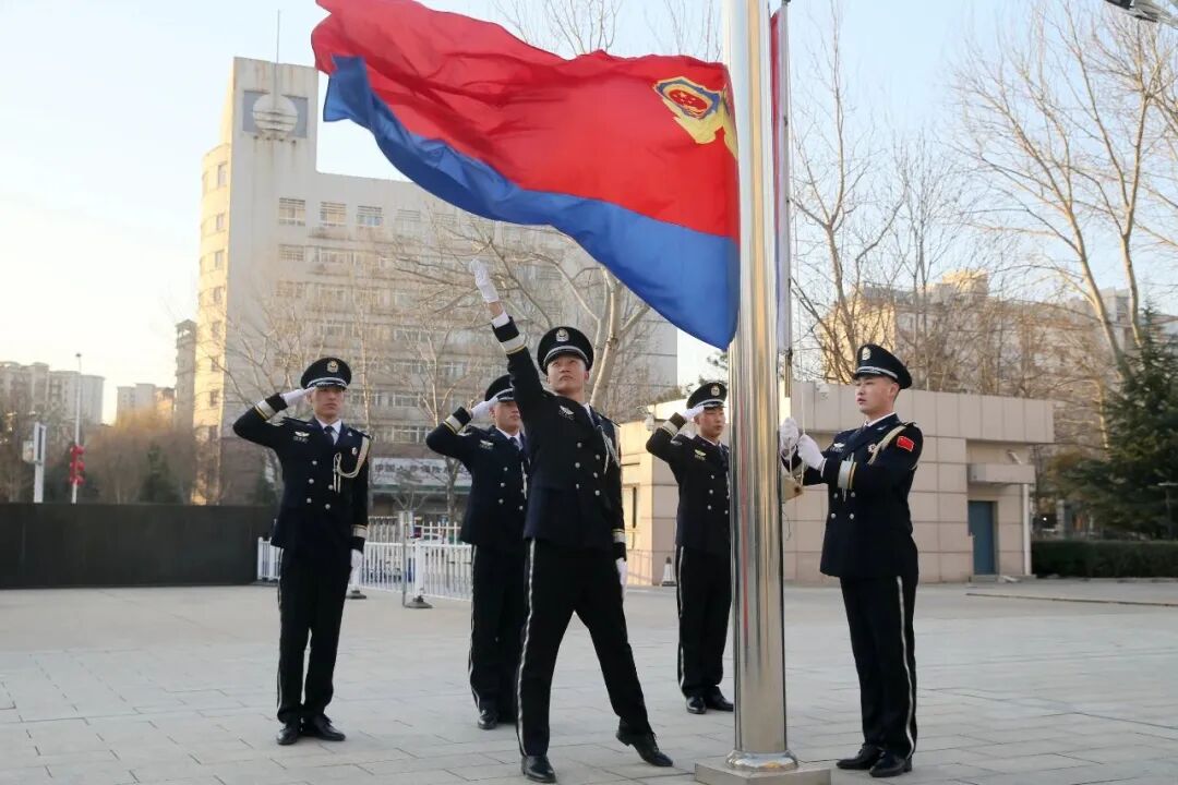 矢志不渝110新征程上保安宁丨秦皇岛公安隆重举行中国人民警察节升旗