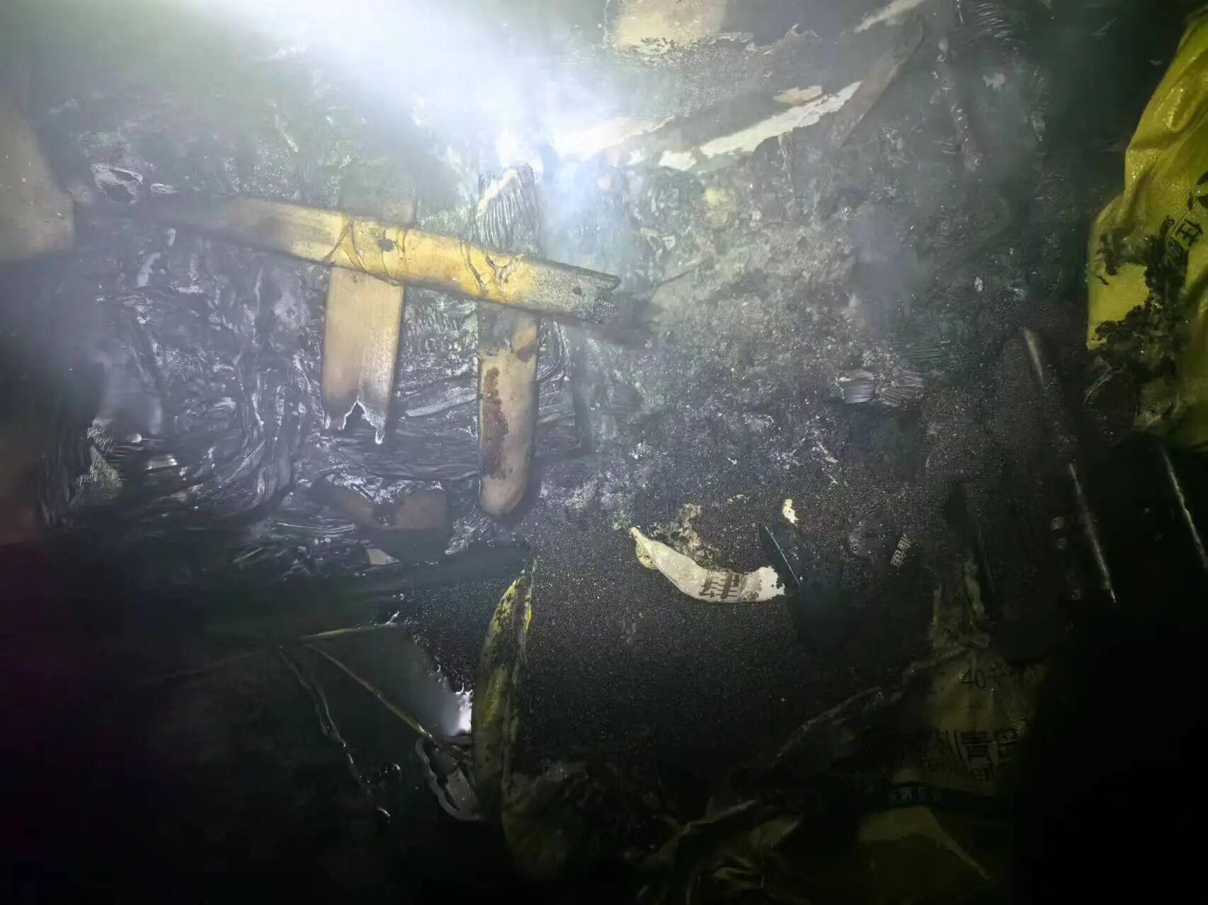 浓烟密布！西安一小区地下室突发火灾......