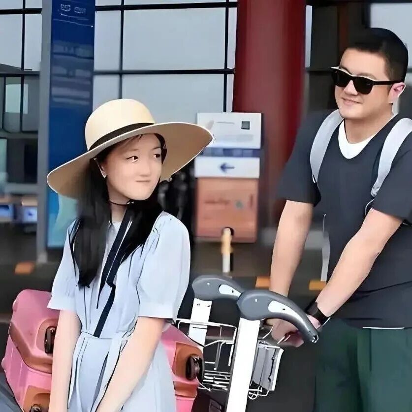 李亚鹏老婆晒全家福,18岁李嫣没了兔唇五官秒变高级,与继母关系和谐处成闺蜜