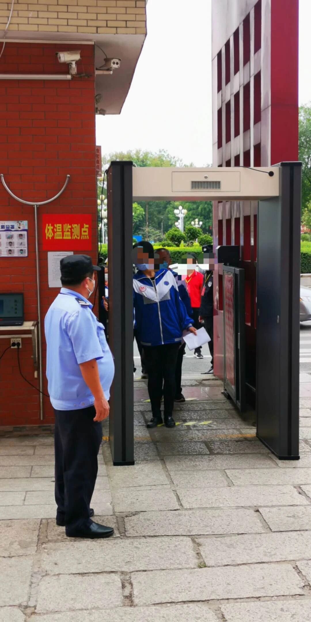 无接触式的高考人脸识别和智能安检门科技含量够高的