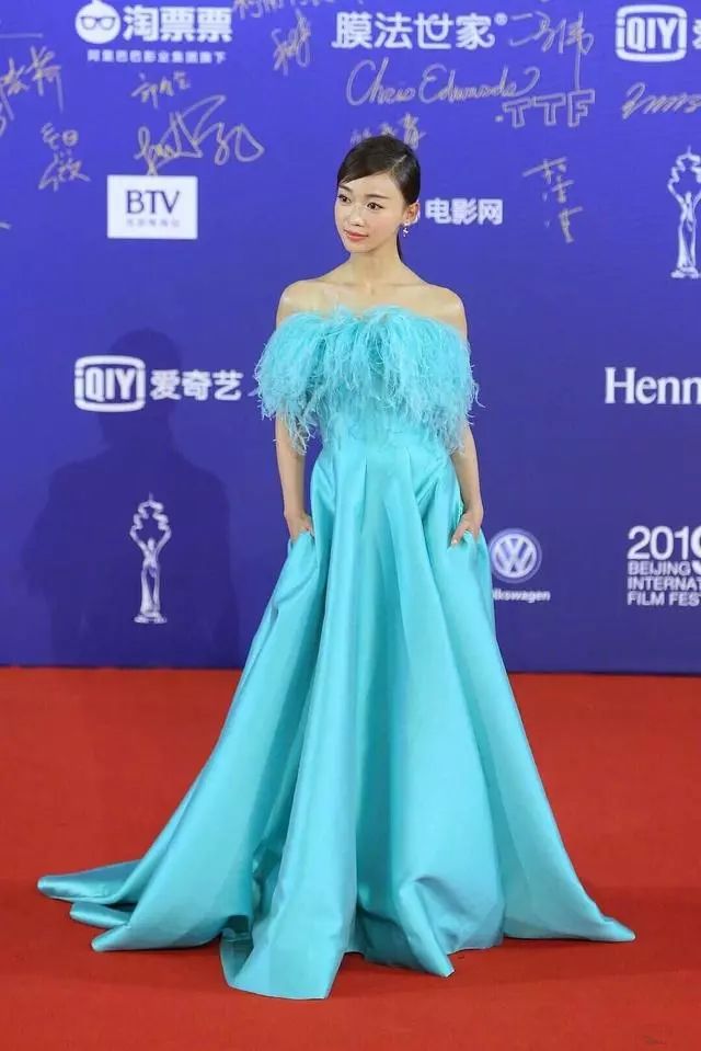 吳謹言淡藍色「流須」長裙雖毫無時尚感，但在紅毯上卻一流搶鏡 時尚 第1張