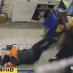 丧心病狂！男子抡椅子猛砸女儿，只为逼问离家妻子的住址