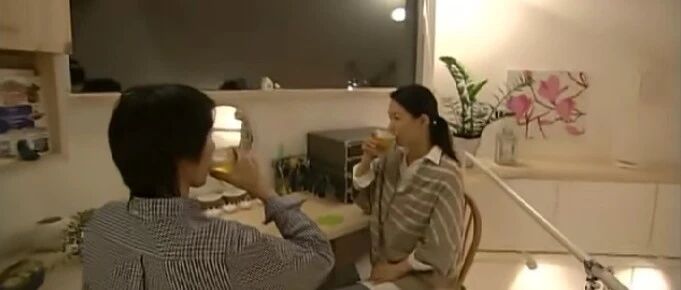 16㎡蜗居房，马桶放门口，浴缸放床边，这对夫妻的dream house真神了