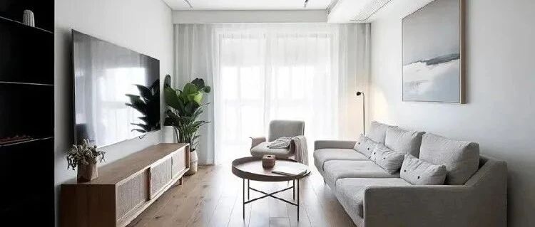 家里满墙柜＝交了智商税？她坚决不把柜子做满，家里宽敞十倍！