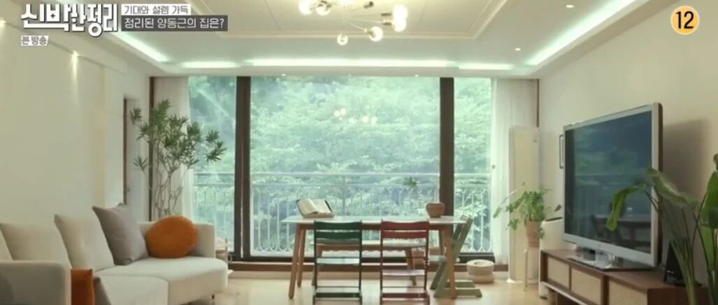 著名歌手意外曝光居住现状，一家5口挤杂物间、衣服无处安放，网友：太窒息了！