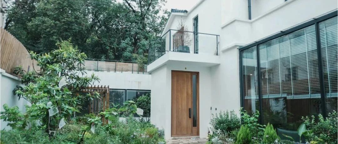 女总裁与男作家在上海闹市区400㎡的家：四季花开不败，开窗见池塘