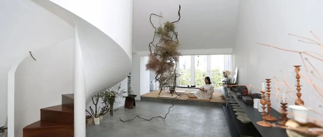 我继承了奶奶在二环的老破小，推开窗就是北京最魔幻景色