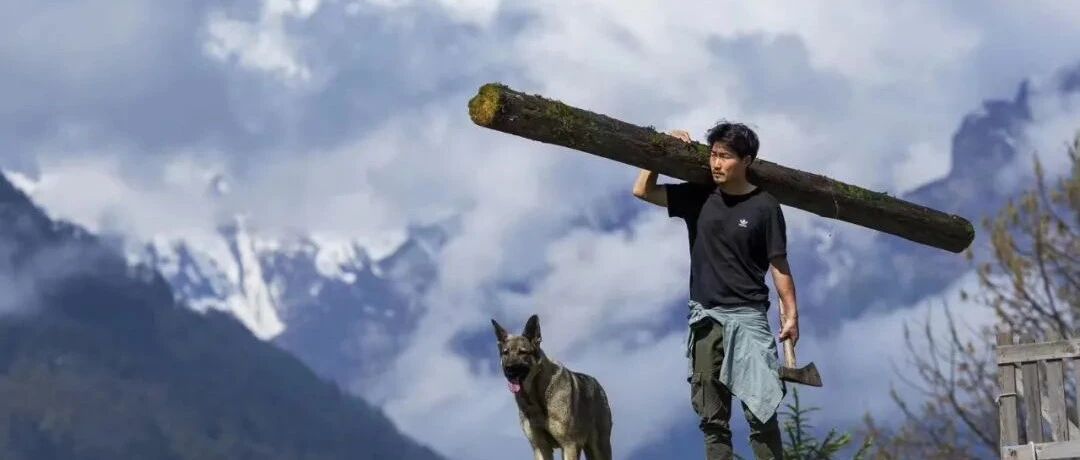 四川小哥用13年守护一座山，每天遛马、烤肉、修木屋！ 郭碧婷说：他过着让我羡慕的生活