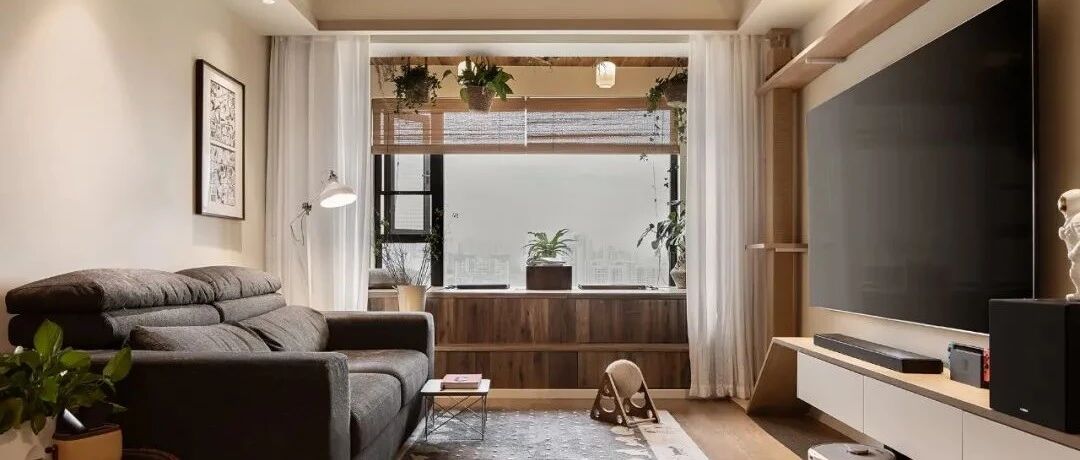 重庆姑娘家中精致名场面：83m²一人住，江景位泡澡、猫咪在电视墙跑酷！