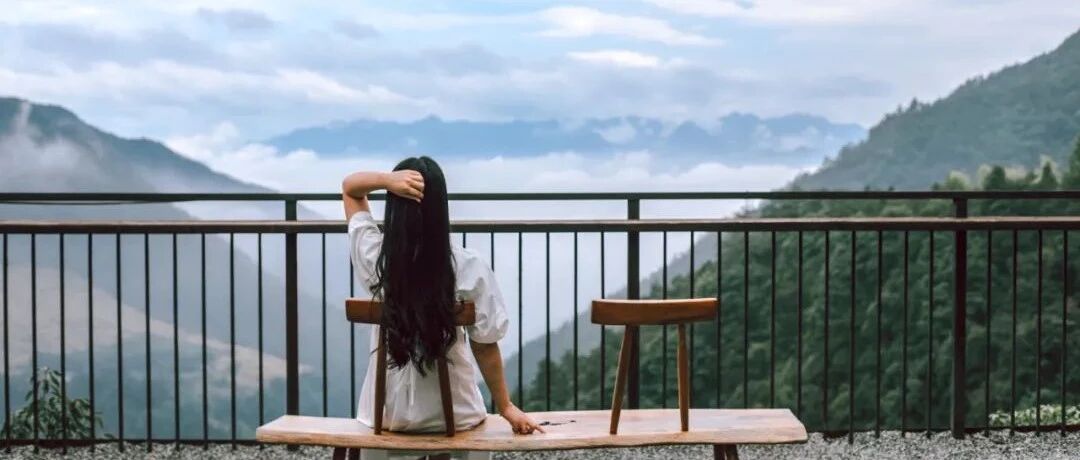 三个好友在海拔660米的山上造了一个「云上的家」，一年200多天都能看到云海