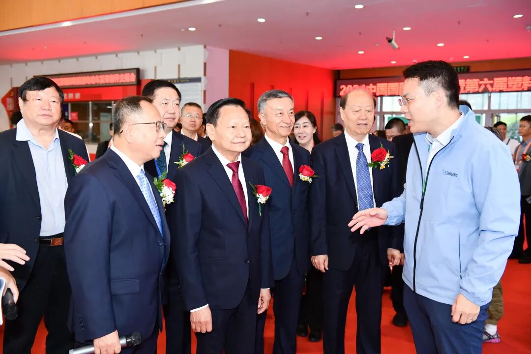 “2024中国国际塑料展” 首日天罡集团塑料产业耐候增效解决方案广受关注 “2024中国国际塑料展” 首日天罡集团塑料产业耐候增效解决方案广受关注