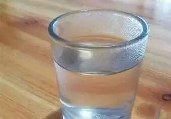 【健康养生】天冷了早上起来第一件事不是穿衣服、喝水，而是……