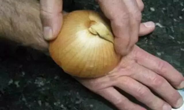 一姑娘睡觉把洋葱塞进耳朵，大家以为她是疯子，但第二天起床后…